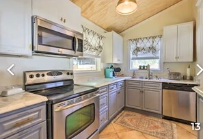 Microwave, oven, stovetop, dishwasher - Charming Home with Hot Tub and Garden, 20 minutes to Beach. (Palmetto)