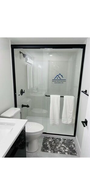 Dusche, Handtücher, Toilettenpapier