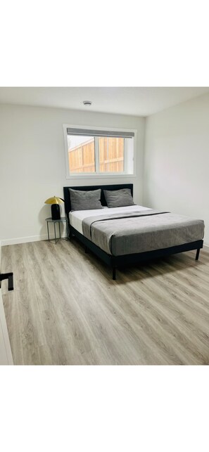 2 bedrooms, iron/ironing board, WiFi, bed sheets - Bright Modern 2BD •Quiet Near airport •Free Parking •Brand new •Biggest HUB• (Calgary)