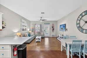 Smart TV, books - !NEW LISTING! Surf Shack, Sleeps 4, Heated pool (Corpus Christi)
