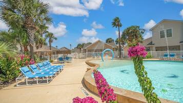 Alberca al aire libre y alberca climatizada