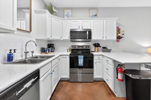 Fridge, microwave, oven, stovetop - !NEW LISTING! Surf Shack, Sleeps 4, Heated pool (Corpus Christi)