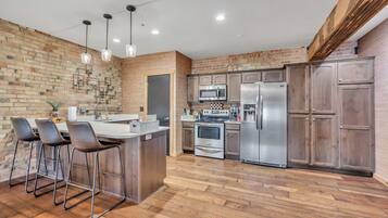 Geladeira, micro-ondas, fogão, cooktop