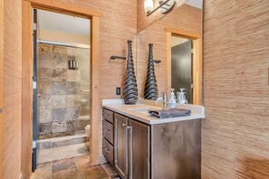 Hair dryer, towels, soap, toilet paper - Historic downtown loft with a perfect location (Salt Lake City)