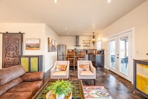 Interior - Sundance Studio - Hot Tub & Fire Pit (Fredericksburg)