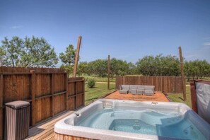 Outdoor spa tub - Vaughn House - Fire Pit & Hot Tub (Fredericksburg)