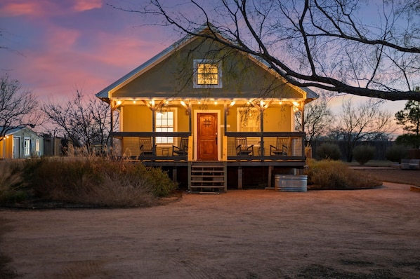Exterior - Vaughn House - Fire Pit & Hot Tub (Fredericksburg)