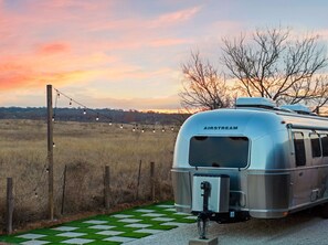 Property grounds - Lucinda Airstream - Fire Pit & Hot Tub (Fredericksburg)
