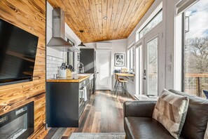 TV - Waylon Tiny House - Hot Tub & Private patio (Fredericksburg)