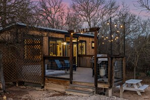 Terrace/patio - Waylon Tiny House - Hot Tub & Private patio (Fredericksburg)