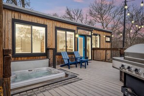 Terrace/patio - Waylon Tiny House - Hot Tub & Private patio (Fredericksburg)