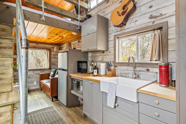 Microwave, oven, coffee/tea maker, toaster - Willie Tiny House - Fire Pit & Hot Tub (Fredericksburg)