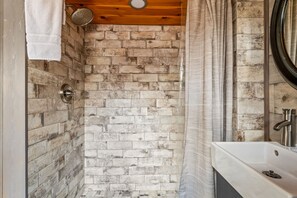 Een douche, een haardroger, handdoeken, shampoo