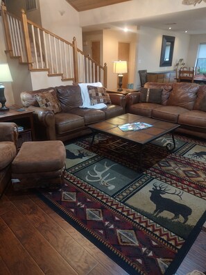 TV, fireplace - Spacious home on Lake Greenbriar. The best place for your friends and family! (Holly Lake Ranch)
