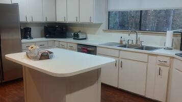 Micro-ondes, four, plaque de cuisson, lave-vaisselle