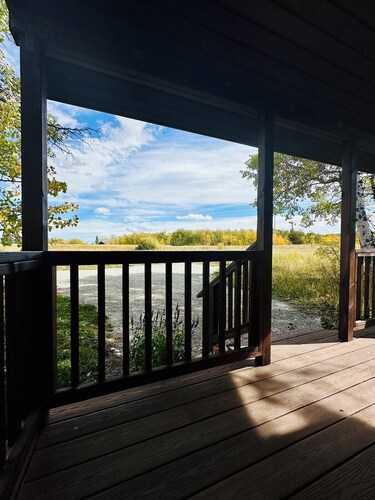 Modern & private, 1-bedroom cabin close to Many Glacier & Going-to-the-Sun Road.