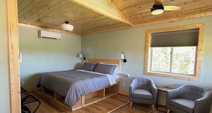 Modern & private, 1-bedroom cabin close to Many Glacier & Going-to-the-Sun Road.