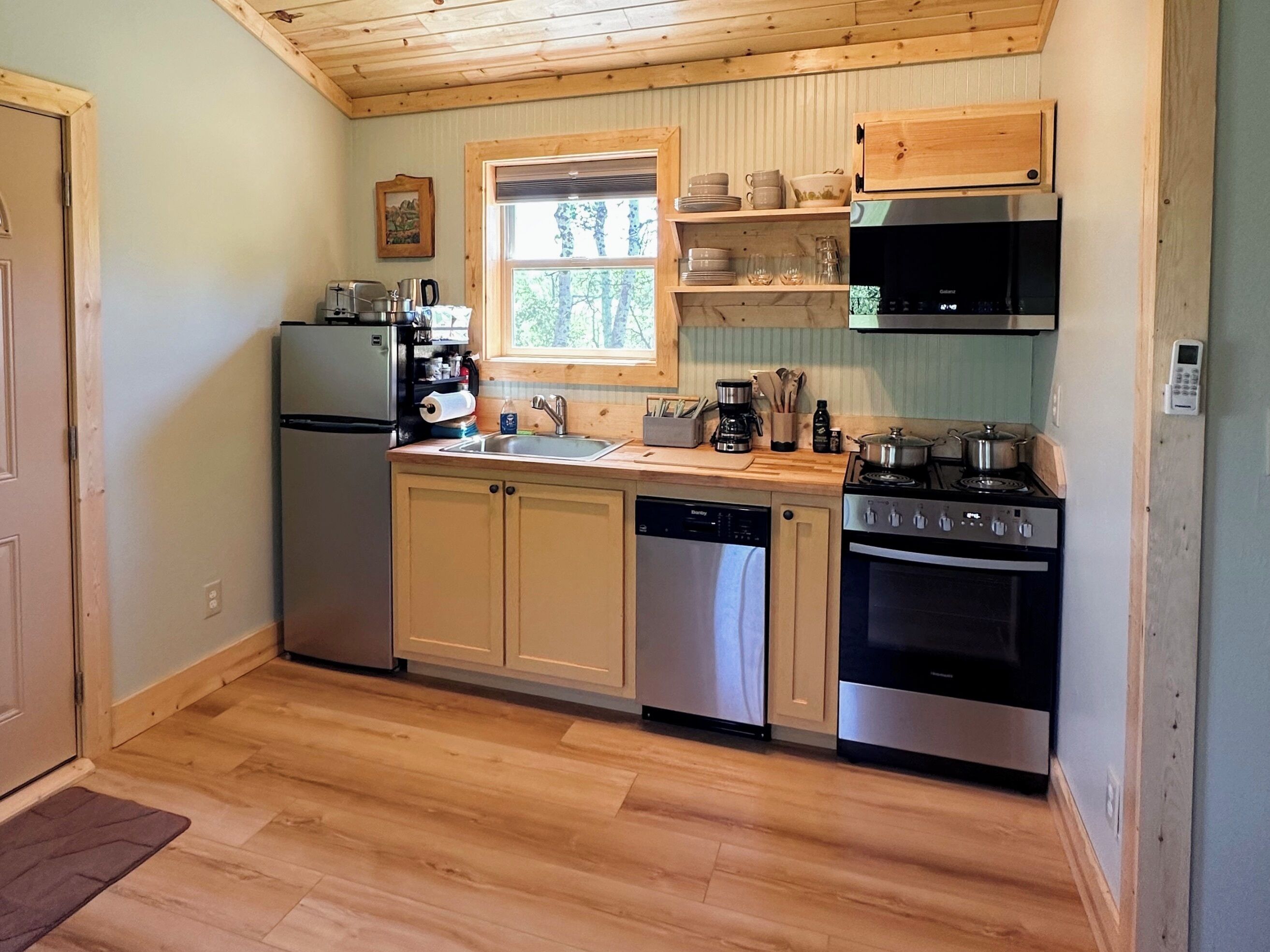 雪櫃、微波爐、焗爐、爐具