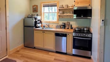 Een koelkast, een magnetron, een oven, een kookplaat