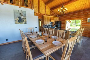 Deluxe House, Bay View | Dining - Destination Alaska Lodging (Homer)