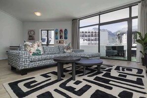 TV, offices - The Art Haus Cape Town | Mountain Views (Cape Town)