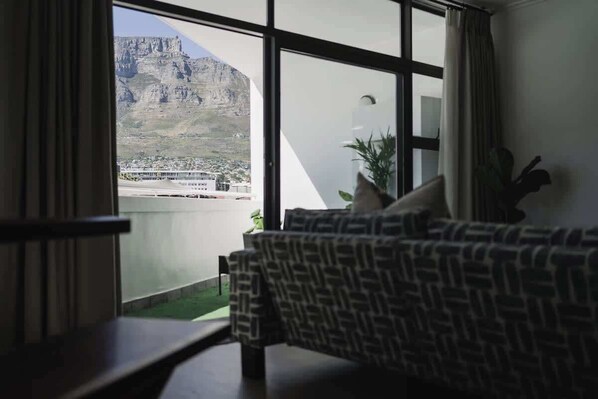 Interior - The Art Haus Cape Town | Mountain Views (Cape Town)