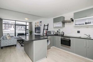 Private kitchen - The Art Haus Cape Town | Mountain Views (Cape Town)