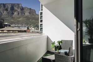 Property grounds - The Art Haus Cape Town | Mountain Views (Cape Town)
