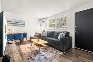Smart TV - NEW Minutes to Downtown & Beach! Large Fenced Yard, Hammock, Fire Pit, Dining (St. Petersburg)