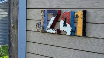 Een houten muur met een decoratief bord waarop staat