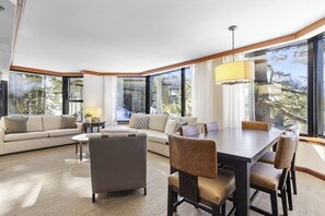 Televisio, takka, pöytätennispöytä