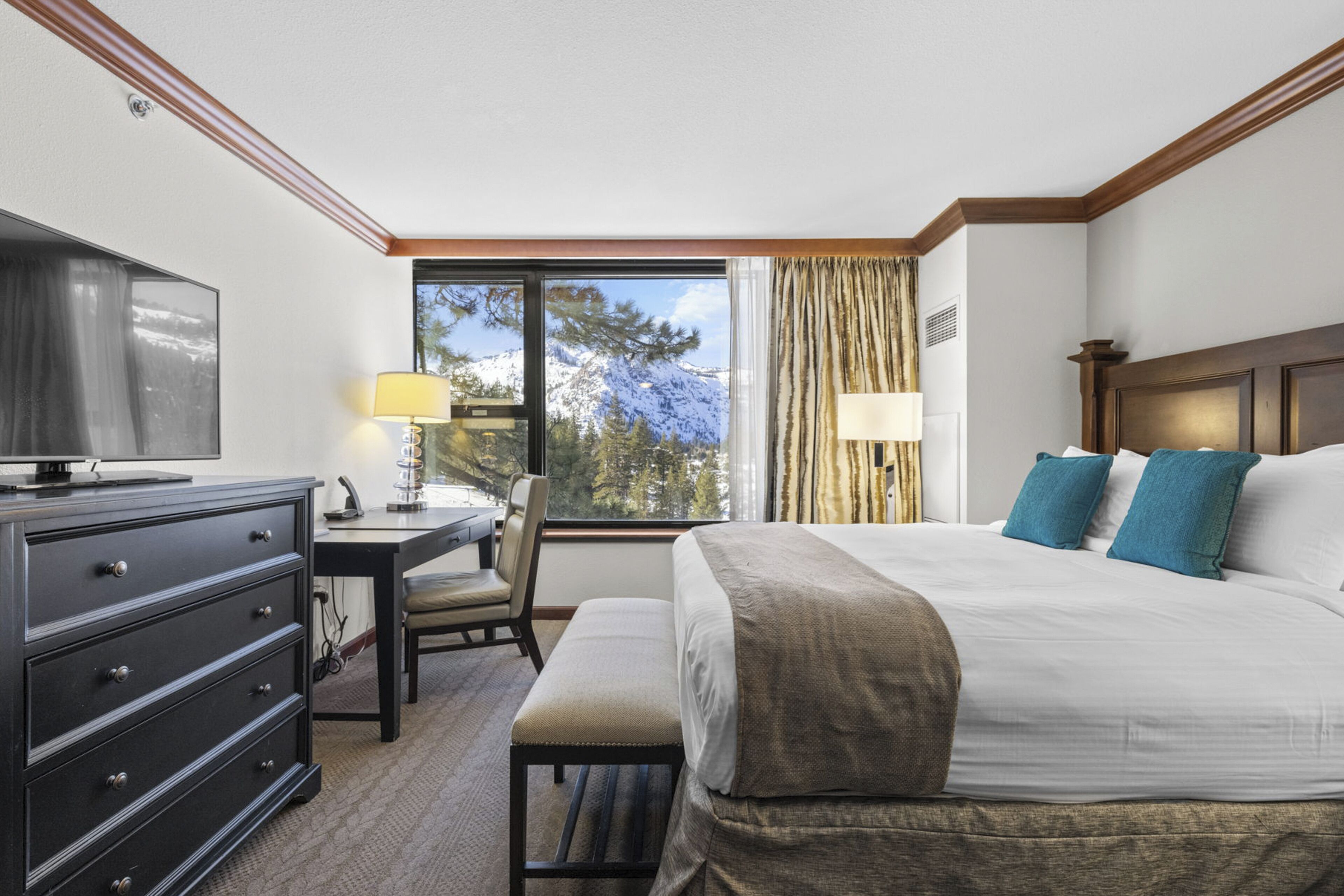 Työpöytä, silitysrauta/-lauta, internet, vuodevaatteet