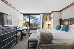 Työpöytä, silitysrauta/-lauta, internet, vuodevaatteet