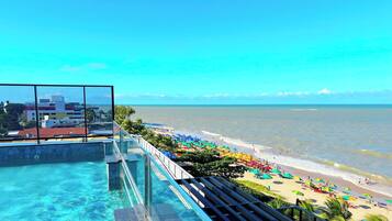 Una piscina al aire libre (de 08:00 a 20:00), tumbonas