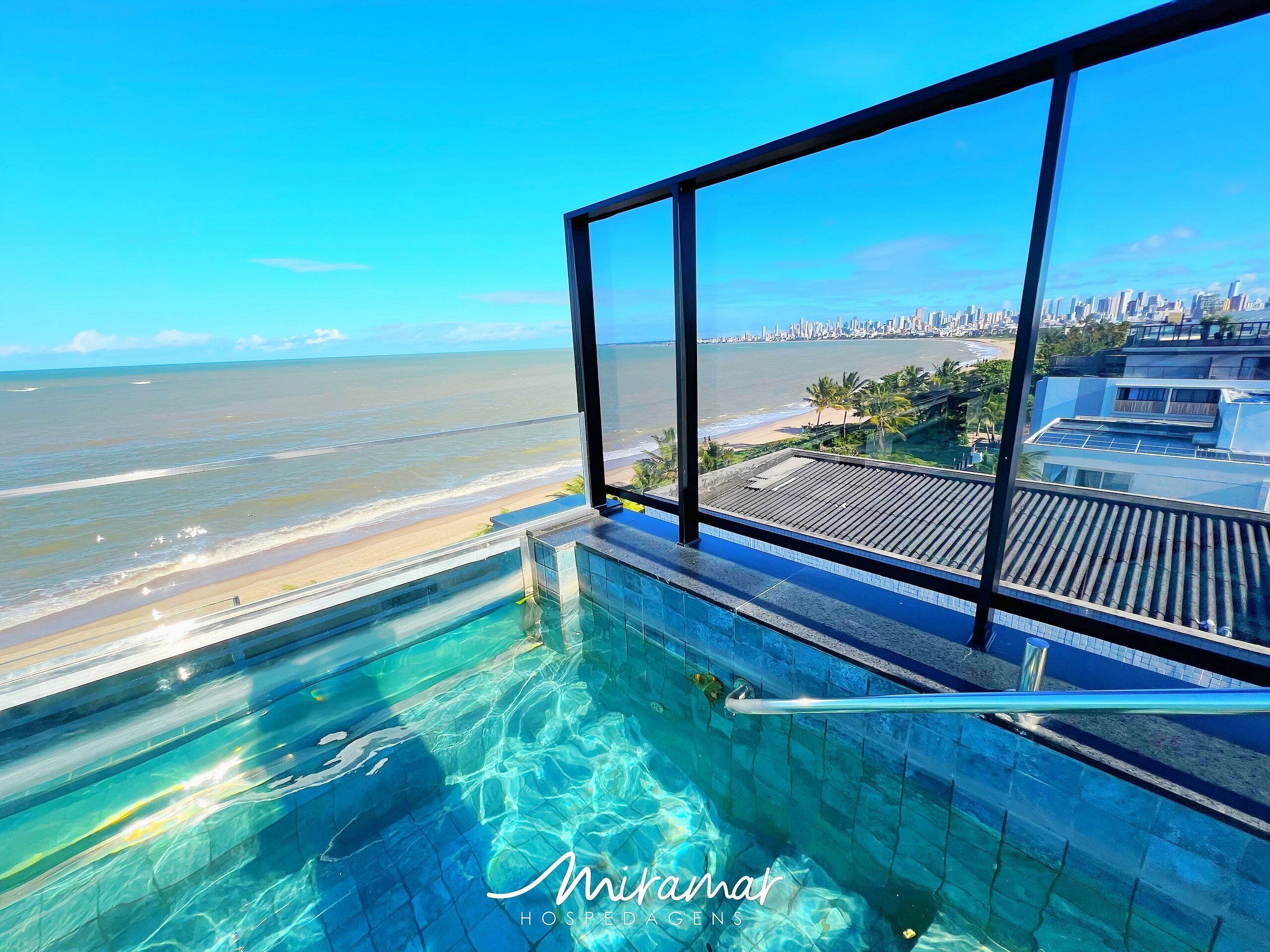 室外泳池；08:00 至 20:00 開放；躺椅