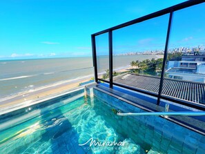 Ulkouima-allas avoinna 8.00–20.00, aurinkotuoleja