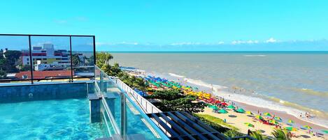 Alberca al aire libre, acceso de 08:00 a 20:00, y camastros