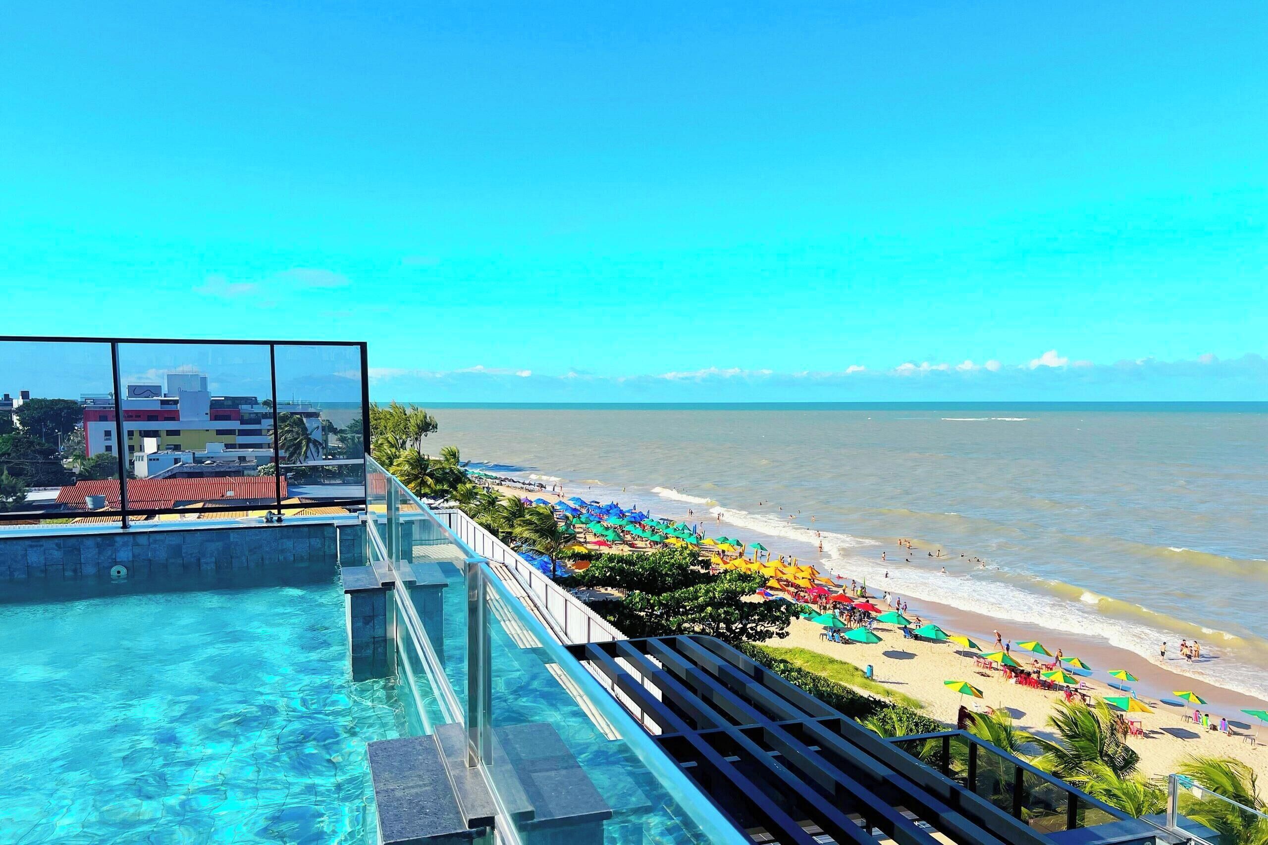 Piscina externa, funciona das 8h às 20h, espreguiçadeiras