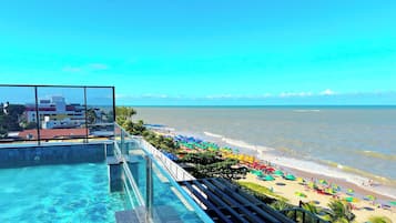 Piscina externa, funciona das 8h às 20h, espreguiçadeiras