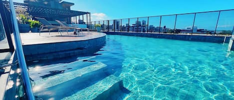 Piscine extérieure, chaises longues