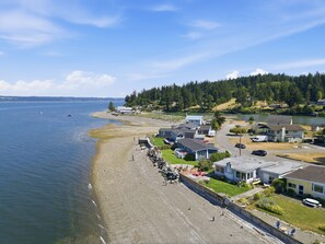 On the beach - The Harrington Hideaway (Coupeville)