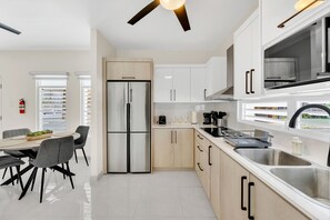 Kühlschrank, Mikrowelle, Herdplatte, Wasserkocher mit Kaffee-/Teezubehör