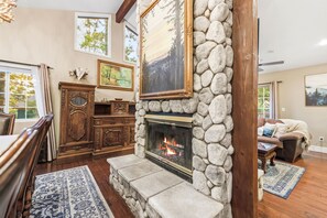 Interior - ~Arrowhead Treehouse~ Movie Theater/Game Room/Lake Rights/Sledding Hill/Fun! (Lake Arrowhead)