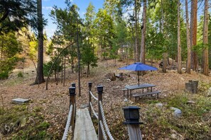 Outdoor dining - ~Arrowhead Treehouse~ Movie Theater/Game Room/Lake Rights/Sledding Hill/Fun! (Lake Arrowhead)