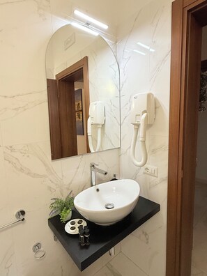 Shower, hair dryer, bidet, towels - La Maison Rose - Luca Albino (Maiori)