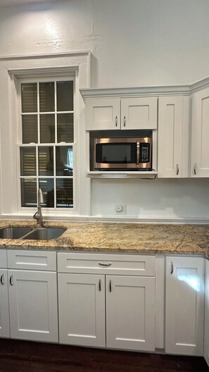 Private kitchen - Cozy 1-bedroom apartment in adorable New Orleana with AC (New Orleana)