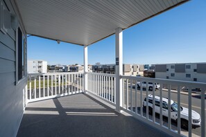 Property grounds - 2-bedroom Condo in OCMD Centrally Located, 2 Parking Spaces, Pool, and Grills (Ocean City)