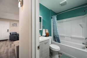 A bathroom with a bathtub, toilet, and sink. - 2-bedroom Condo in OCMD Centrally Located, 2 Parking Spaces, Pool, and Grills (Ocean City)
