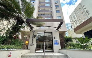 Exterior detail - Fully furnished apartment in a prime area of Florianópolis, near Beiramar. (Florianópolis)
