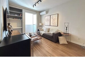 Living area - Fully furnished apartment in a prime area of Florianópolis, near Beiramar. (Florianópolis)